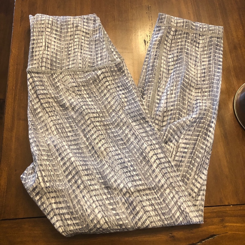 EUC Lululemon Wonder Under High Rise Crop Size 4